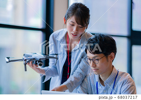 ドローン ビジネス カジュアル オフィス 男性 女性 2人 商談 空撮 窓際 手元 操作 趣味 飛 ドローン ビジネス カジュアル オフィス 男性 女性 2人 商談 空撮 窓際 手元 操作 趣味 飛 68037217