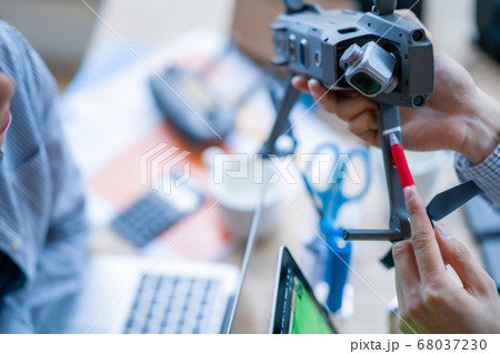 ドローン ビジネス カジュアル オフィス 男性 女性 2人 商談 空撮 窓際 手元 操作 趣味 飛 ドローン ビジネス カジュアル オフィス 男性 女性 2人 商談 空撮 窓際 手元 操作 趣味 飛 68037230