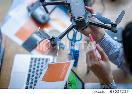 ドローン ビジネス カジュアル オフィス 男性 女性 2人 商談 空撮 窓際 手元 操作 趣味 飛 ドローン ビジネス カジュアル オフィス 男性 女性 2人 商談 空撮 窓際 手元 操作 趣味 飛 68037237