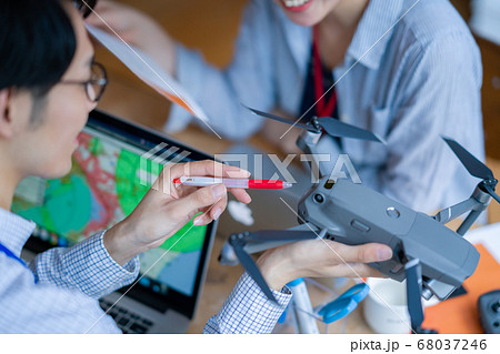 ドローン ビジネス カジュアル オフィス 男性 女性 2人 商談 空撮 窓際 手元 操作 趣味 飛 ドローン ビジネス カジュアル オフィス 男性 女性 2人 商談 空撮 窓際 手元 操作 趣味 飛 68037246