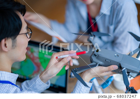 ドローン ビジネス カジュアル オフィス 男性 女性 2人 商談 空撮 窓際 手元 操作 趣味 飛 ドローン ビジネス カジュアル オフィス 男性 女性 2人 商談 空撮 窓際 手元 操作 趣味 飛 68037247