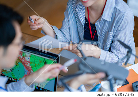 ドローン ビジネス カジュアル オフィス 男性 女性 2人 商談 空撮 窓際 手元 操作 趣味 飛 ドローン ビジネス カジュアル オフィス 男性 女性 2人 商談 空撮 窓際 手元 操作 趣味 飛 68037248