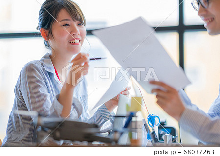 ドローン ビジネス カジュアル オフィス 男性 女性 2人 商談 空撮 窓際 手元 操作 趣味 飛 ドローン ビジネス カジュアル オフィス 男性 女性 2人 商談 空撮 窓際 手元 操作 趣味 飛 68037263