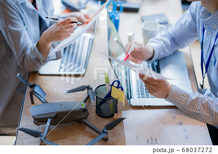 ドローン ビジネス カジュアル オフィス 男性 女性 2人 商談 空撮 窓際 手元 操作 趣味 飛 ドローン ビジネス カジュアル オフィス 男性 女性 2人 商談 空撮 窓際 手元 操作 趣味 飛 68037272