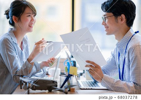 ドローン ビジネス カジュアル オフィス  男性 女性 2人 商談 空撮 窓際 手元 操作 趣味 飛 68037278