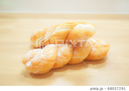 ベーカリー ツイストドーナツ パン ねじりパン 揚げパン テーブル 木目 素朴 自然 68037291
