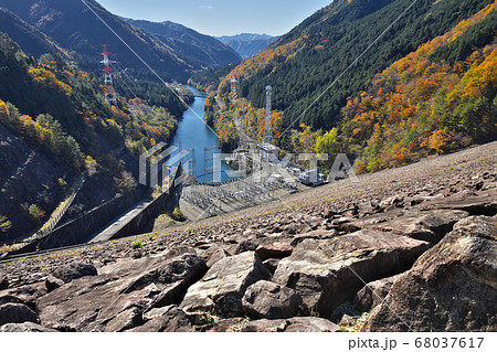 岩屋ダム 堤頂より下流を望む 岩屋ダム 堤頂より下流を望む 68037617