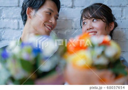 2人 男性 女性 ファッション 美容 ライフスタイル インテリア デザイン 部屋 結婚 花束 ブーケ 2人 男性 女性 ファッション 美容 ライフスタイル インテリア デザイン 部屋 結婚 花束 ブーケ 68037654