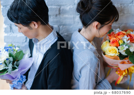 2人 男性　女性　ファッション　美容　ライフスタイル　インテリア デザイン 部屋 結婚　花束　ブーケ 68037690