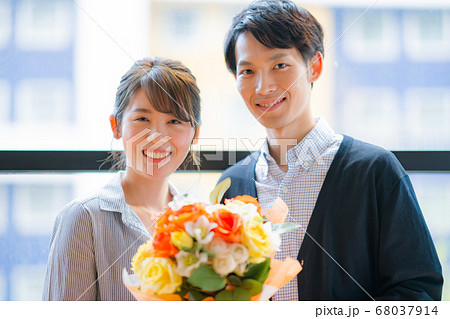2人 男性 女性 ファッション 美容 ライフスタイル インテリア デザイン 部屋 結婚 花束 ブーケ 2人 男性 女性 ファッション 美容 ライフスタイル インテリア デザイン 部屋 結婚 花束 ブーケ 68037914