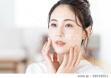 【ビューティーイメージ】まとめ髪の若い女性 68038001