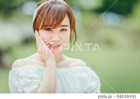 緑の中にいる女性 緑の中にいる女性 68038491