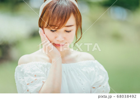 緑の中にいる女性 緑の中にいる女性 68038492