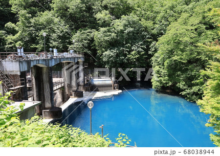 四万川の桃太郎の滝と小さなダムの風景 68038944