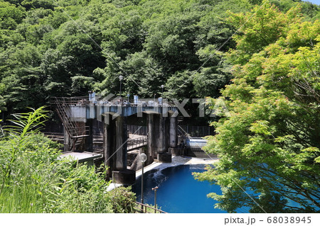 四万川の桃太郎の滝と小さなダムの風景 68038945