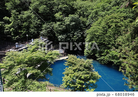 四万川の桃太郎の滝と小さなダムの風景 四万川の桃太郎の滝と小さなダムの風景 68038946