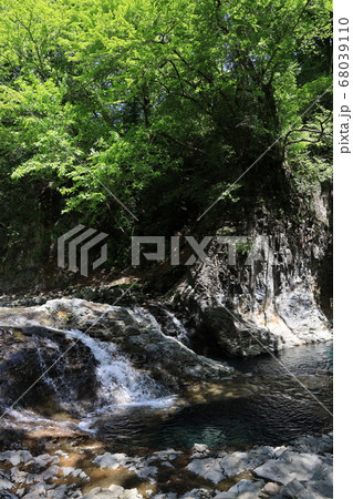 群馬県吾妻郡中之条町四万川の四万の甌穴群の風景 群馬県吾妻郡中之条町四万川の四万の甌穴群の風景 68039110