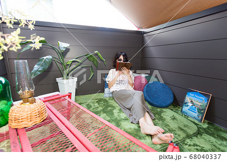 ベランダキャンプ(べランピング)で読書する女性 ベランダキャンプ(べランピング)で読書する女性 68040337