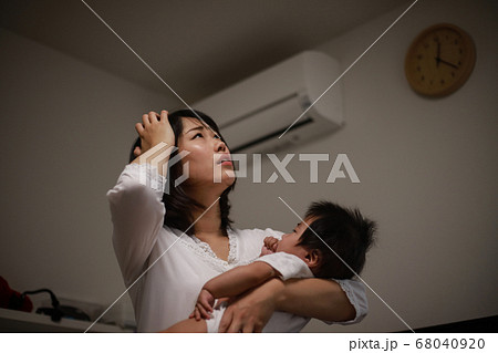 上の階の騒音に悩む母親 68040920