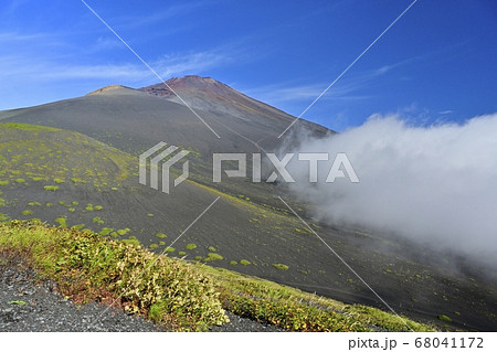 富士山二ツ塚下塚から山腹を上る雲に上塚・宝永山・山頂を望む 68041172