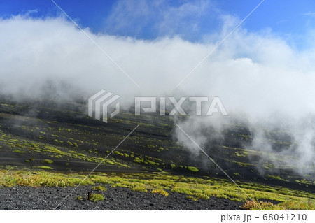 富士山二ツ塚下塚から御殿場ルートを湧き上がる雲 富士山二ツ塚下塚から御殿場ルートを湧き上がる雲 68041210