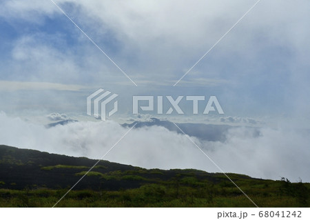富士山二ツ塚下塚から雲かかる箱根山を望む 68041242