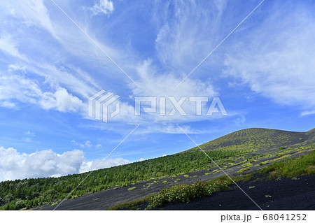 富士山御殿場ルートから二ツ塚下塚と巻雲 富士山御殿場ルートから二ツ塚下塚と巻雲 68041252