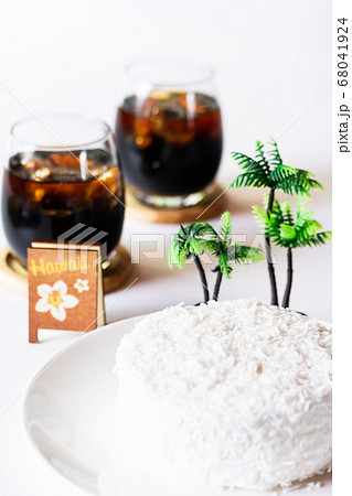 ハワイアンスイーツのココナッツケーキとアイスコーヒー 68041924