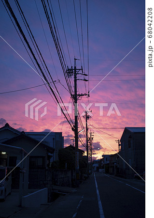 夏の夕暮れ 街の空の写真素材