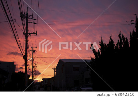 夏の夕暮れ 街の空の写真素材