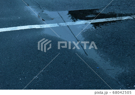 雨上がりの駐車場の水溜まり 雨上がりの駐車場の水溜まり 68042505