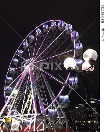 オーストラリアのシドニーの夜の観覧車 オーストラリアのシドニーの夜の観覧車 68042759