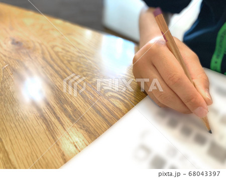 宿題するこども 68043397