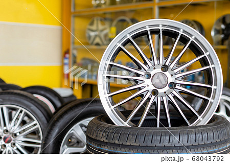Alloy car wheels and pneumatic tires in store or 68043792