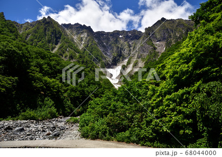 群馬県水上町　谷川岳　新緑の一ノ倉沢 68044000