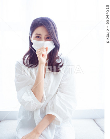 Young asian woman ill with flu wearing surgical 68044518