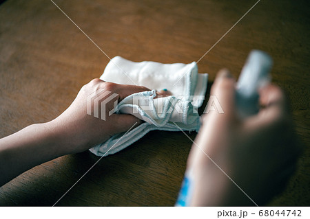 テーブルを除菌する女性 68044742