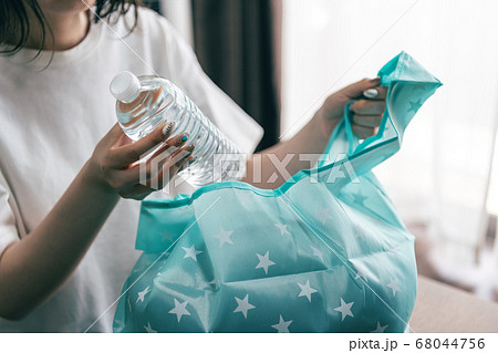 エコバッグを使う女性 エコバッグを使う女性 68044756