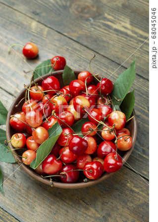 ripe sweet cherry ripe sweet cherry 68045046