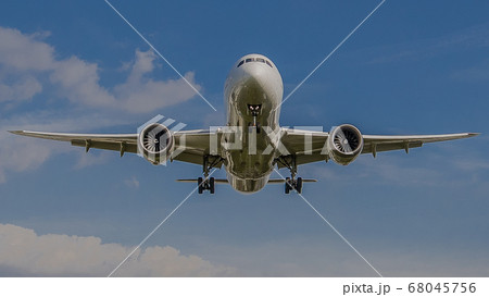 大阪国際空港 着陸機 青空 ヒコーキ 68045756