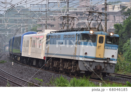 東海道本線　真鶴　JR貨物　EF65-2127＋マニ50-2186＋伊豆急2100系 68046185