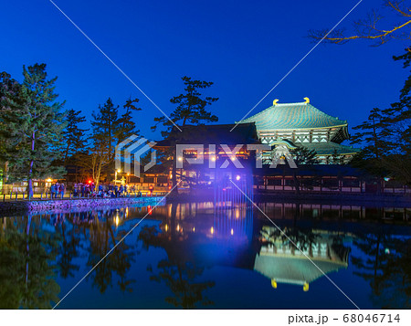 なら瑠璃絵 東大寺大仏殿と鏡池 68046714