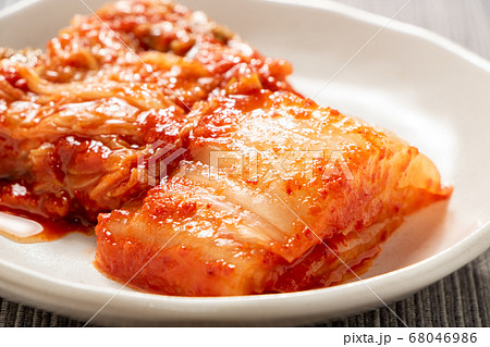 小皿にのせられた白菜キムチ。 小皿にのせられた白菜キムチ。 68046986