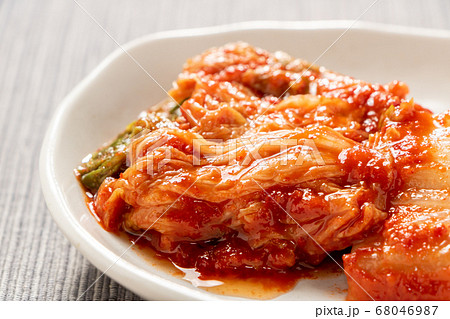小皿にのせられた白菜キムチ。 小皿にのせられた白菜キムチ。 68046987