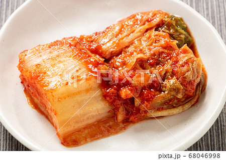 小皿にのせられた白菜キムチ。 小皿にのせられた白菜キムチ。 68046998