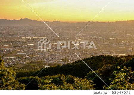 龍王山から奈良盆地の夕景（奈良県天理市） 68047075