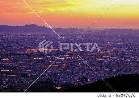 龍王山から奈良盆地の夕景（奈良県天理市） 68047076