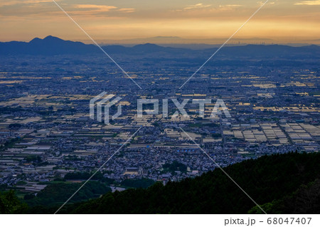 龍王山から奈良盆地の夕景（奈良県天理市） 68047407