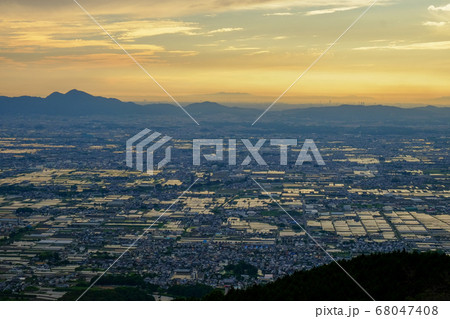龍王山から奈良盆地の夕景（奈良県天理市） 68047408