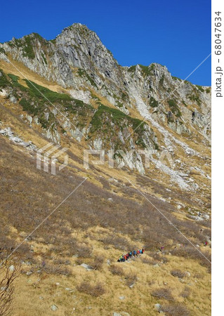 宝剣岳と登山者 68047634